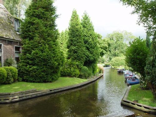 Giethoorn selo sa vodenim putevima