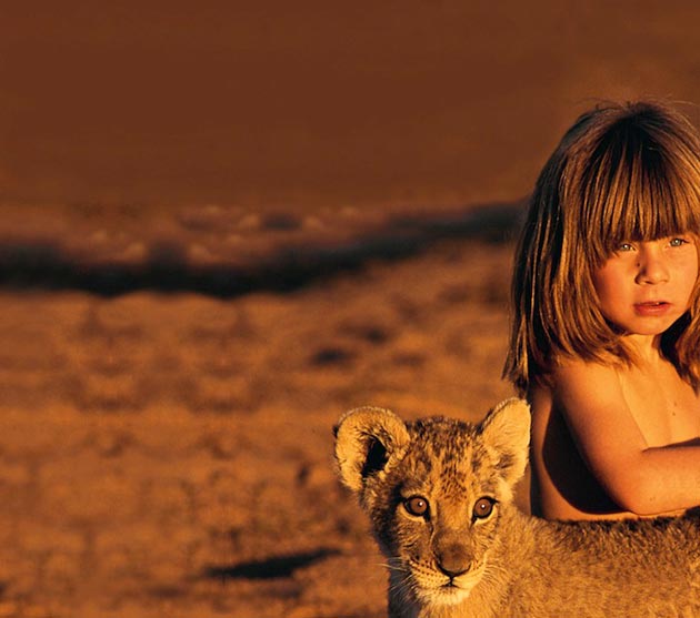 djevojcica i mali lav
