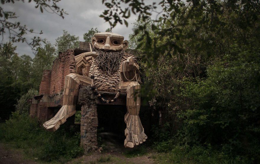 Skulpture od drveta u sumi