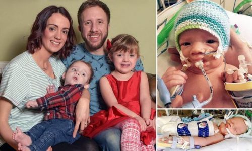 Djecak Kaleb sa obitelji