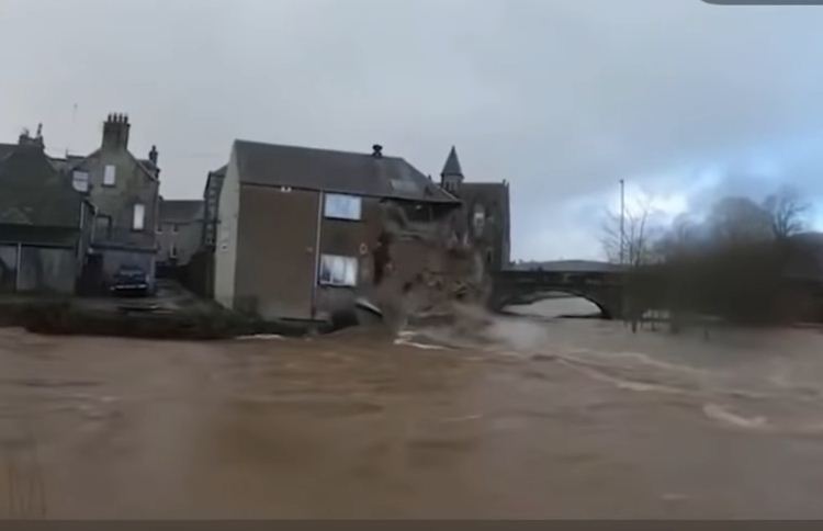pogled na užasnu ‘oluju’ koja je zahvatila europu, “otišao” i hotel (video)